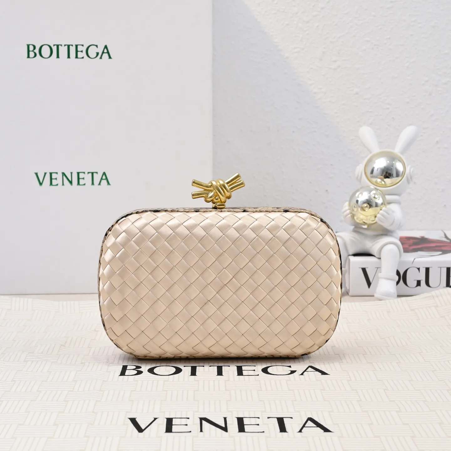 Batch 1460 #BV Knot woven evening bag series ~ Each bag reveals exquisite elegance💫Iconic classic silk weaving➕snake skin trimming with knot buckle, soft and delicate feel. The design is small and exquisite, low-key without logo, elegant and elegant. Paired with evening dress or cheongsam, it has the atmosphere of a famous and wealthy lady. Full of aura and invincible texture💃 Model: 7622 Dimensions: 20x12x5.5